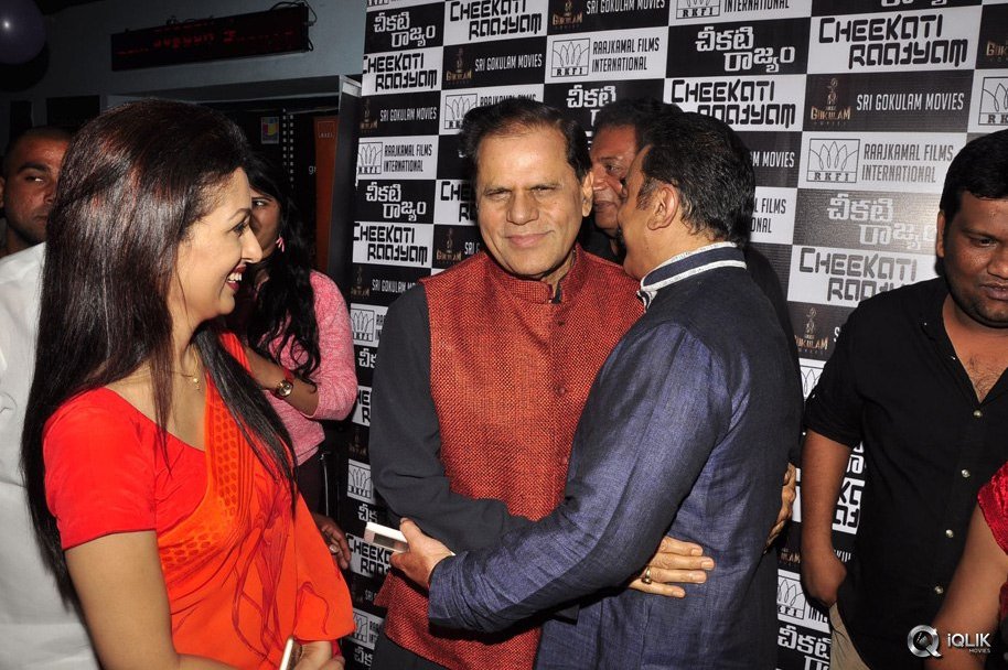 Celebs-at-Cheekati-Raajyam-Movie-Premier-Show